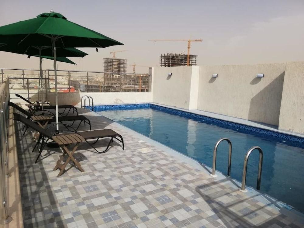 Rove Jeddah Hotel - Rooftop Pool