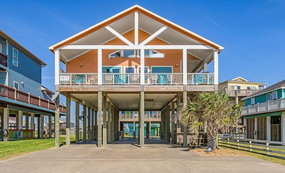 1 Holiday 4 Bedroom Home by RedAwning