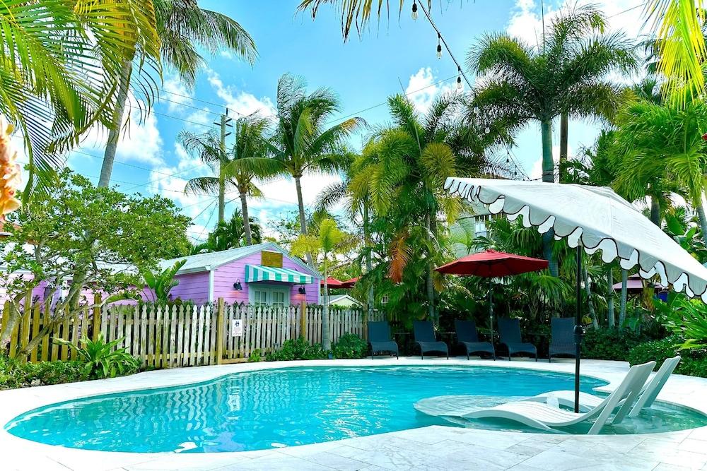 تشارليستون هاوس، ويث بول آند ووك تو شوبس آند ريستورانتس، داون تاون، كرافيس سنتر المنطقة الخارجية