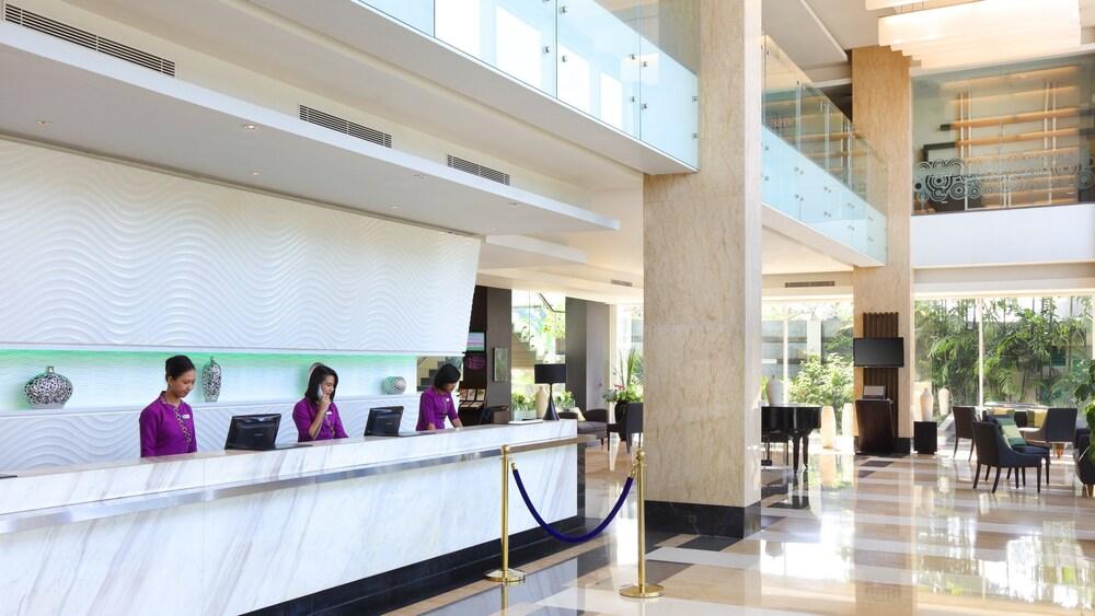 Holiday Inn Bandung Pasteur by IHG Lobby