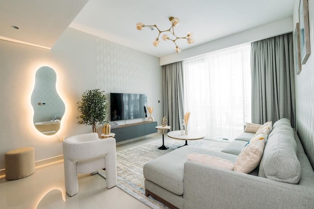 جديد! إقامة في شقة فاخرة بشرفة وإطلالة على خور دبي