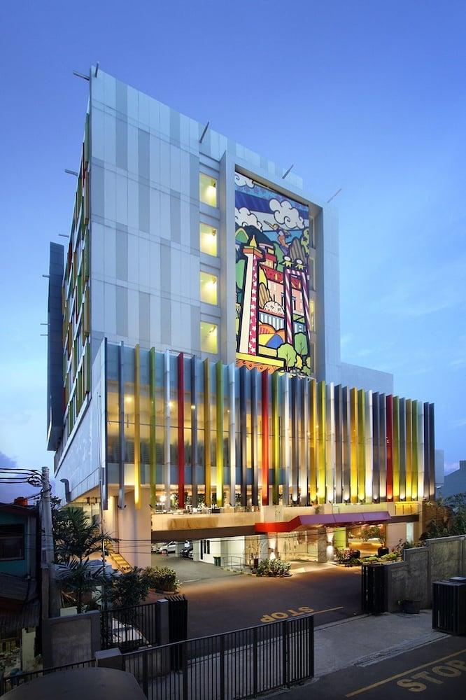 MaxOne Hotels at Pemuda