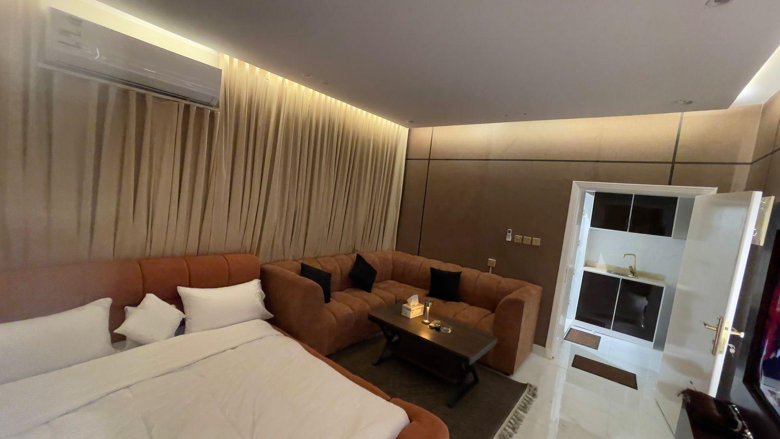 Elegant Studio with Comfortable and Simple Furniture | 5628 Bedroom