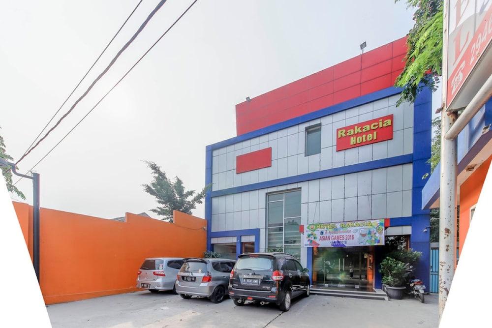 RedDoorz Plus @ Jalan Pemuda Jakarta Exterior