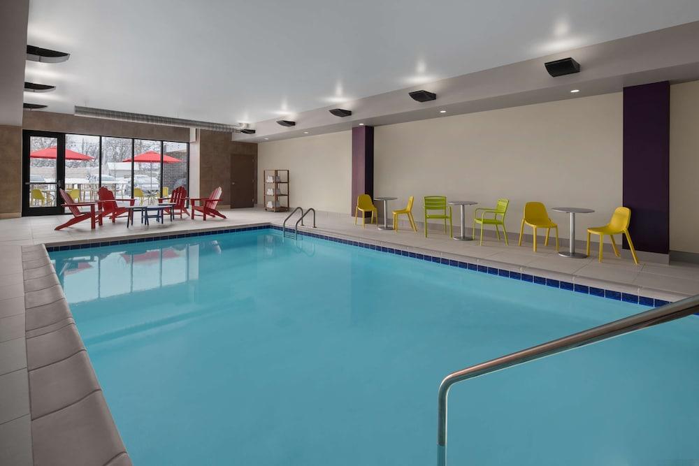 Home2 Suites by Hilton Des Moines at Drake University Waterslide