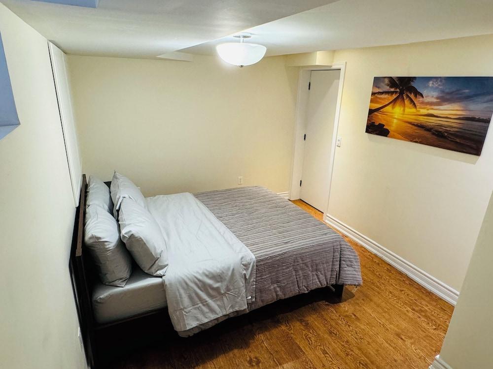 Chic Unit Near Airport and Attractions Room