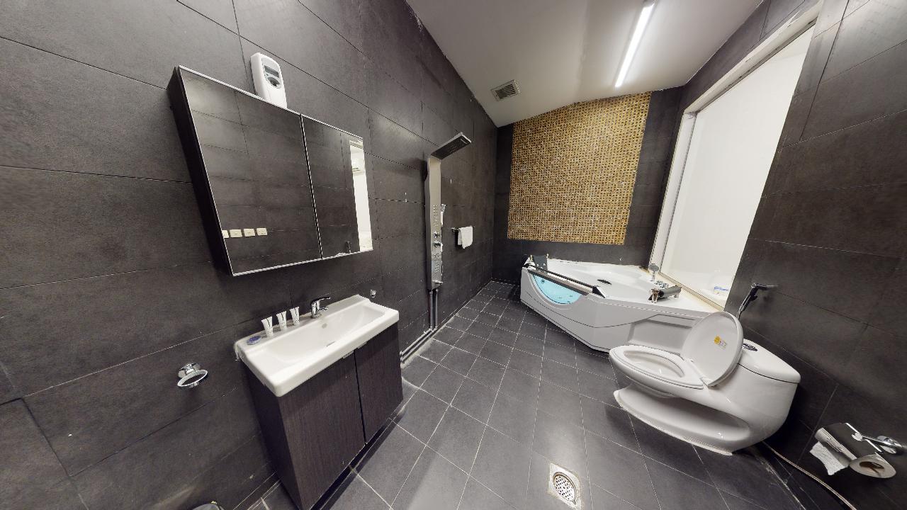 Amazing Chalet with Grass Lawn | 1148 Bathroom