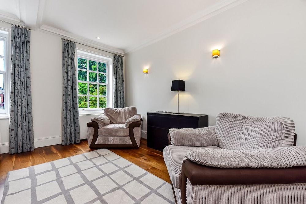 Montagu Square Apartments Living Area