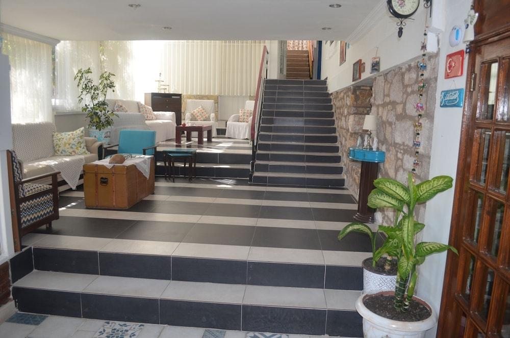Tunc Otel Lobby