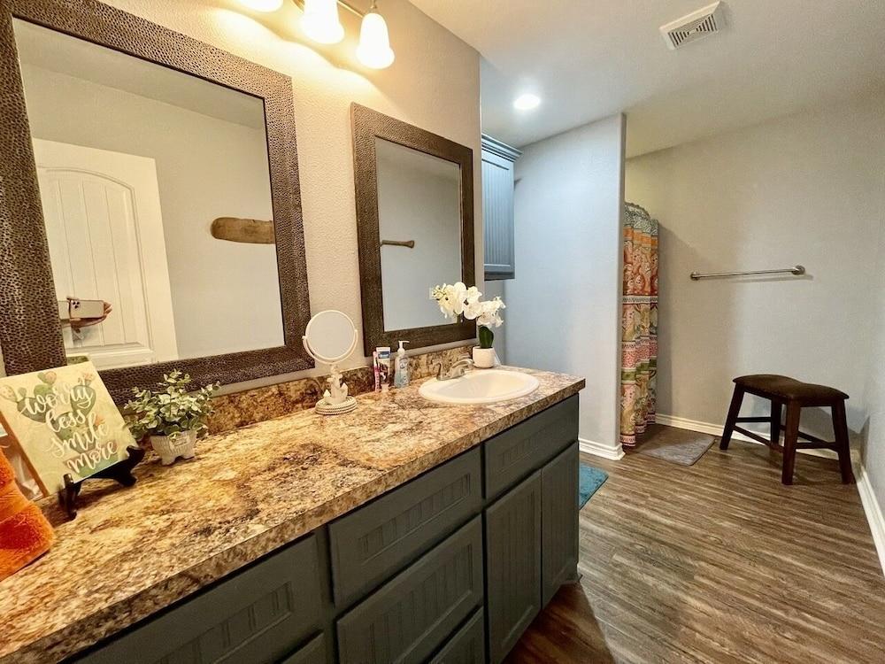Mimosa Manor 3 Bedroom Home by Redawning