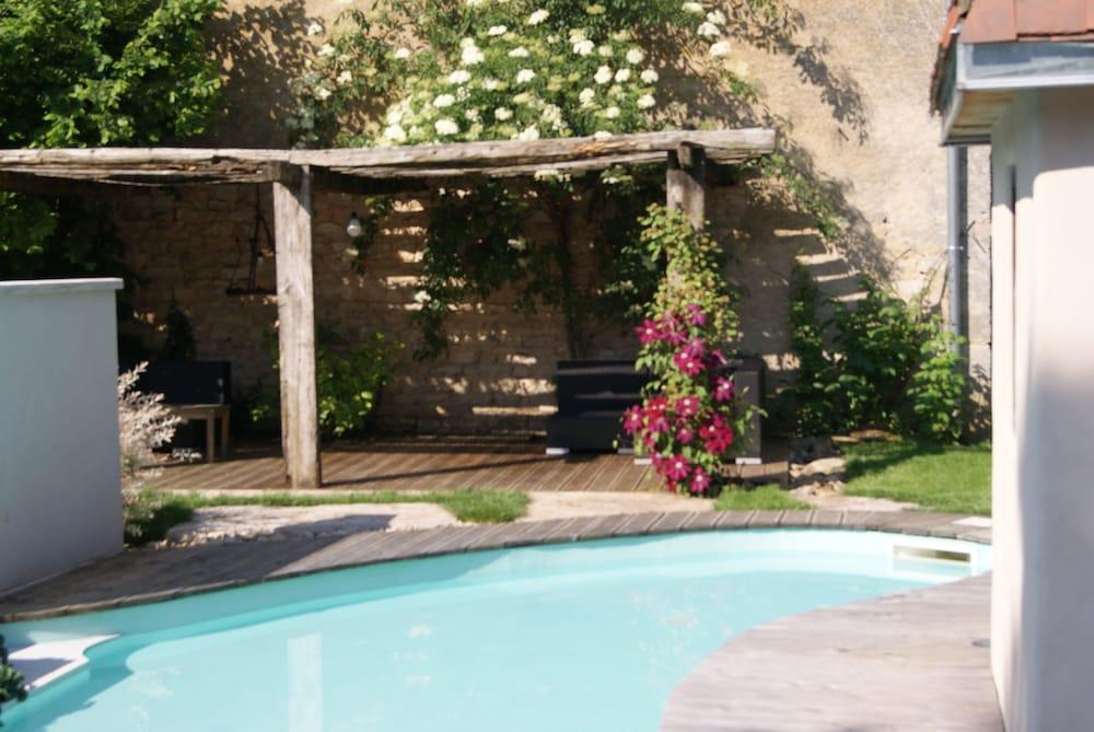 Gite De Pierre et de Lumière Outdoor Pool
