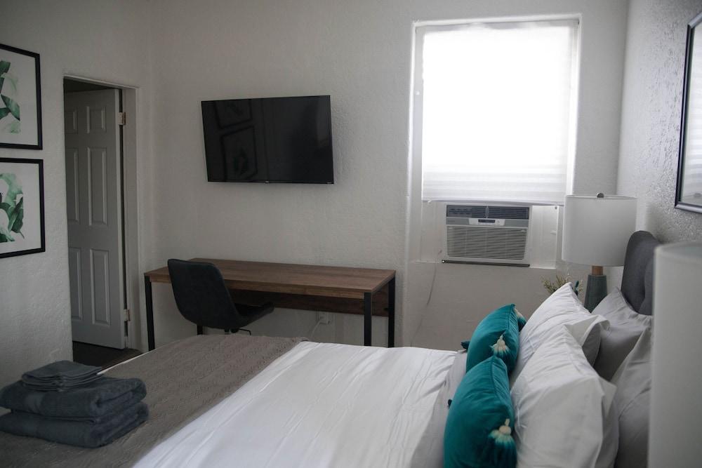 Charming Studio in Beverly Boulevard! Sleeps 2! Room