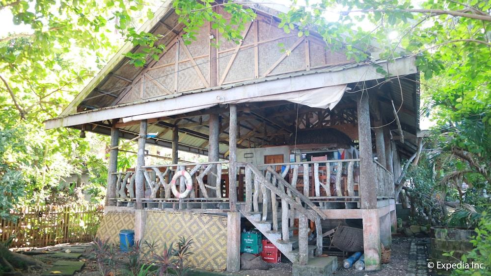 Algen's Dive Resort Exterior