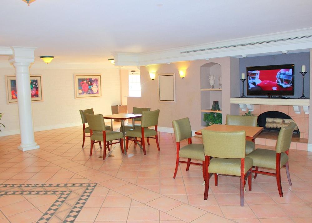 Baymont by Wyndham Tulsa Broken Arrow Lobby Sitting Area