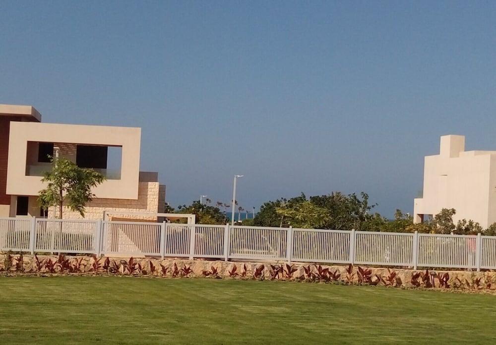 فيلا تقف وحدها بإطلالة على البحر في هاسييندا باي المنطقة الخارجية