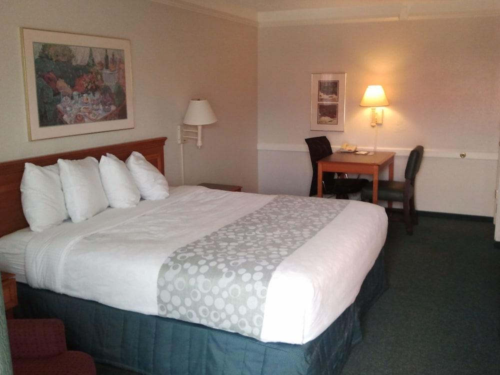Baymont by Wyndham Tulsa Broken Arrow Room