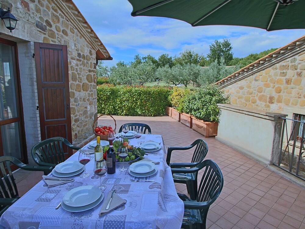 Quaint Cottage in Collazzone With Swimming Pool Exterior