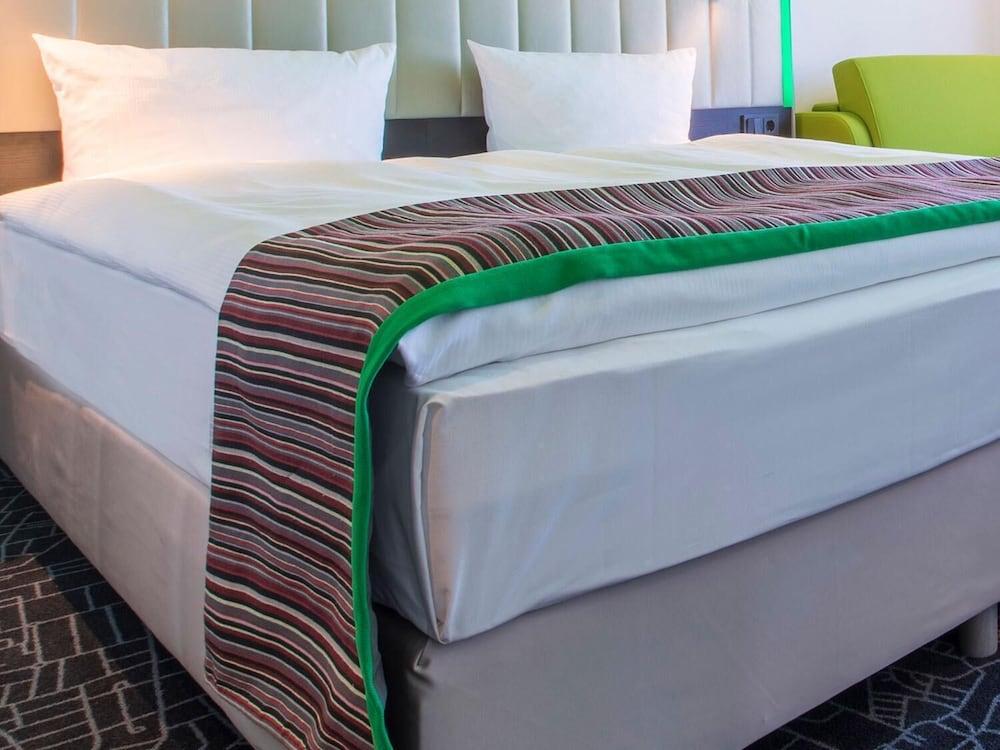 Park Inn by Radisson Brampton, On Room