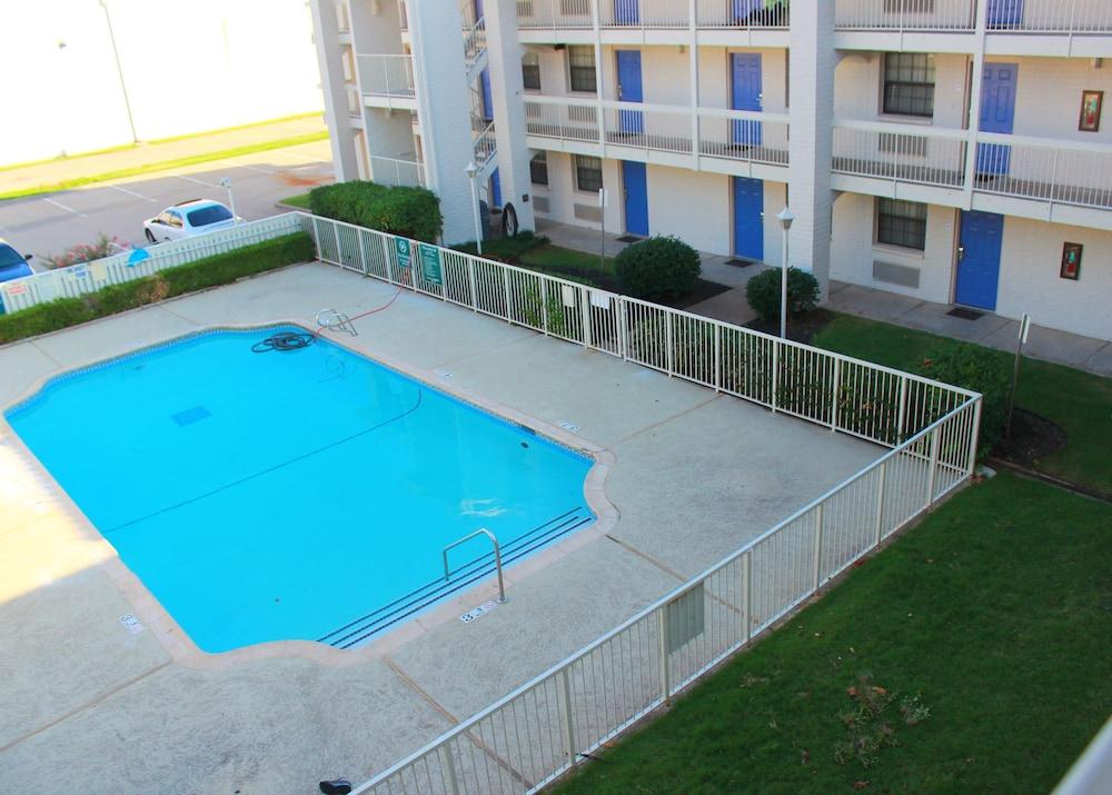 Baymont by Wyndham Tulsa Broken Arrow Outdoor Pool