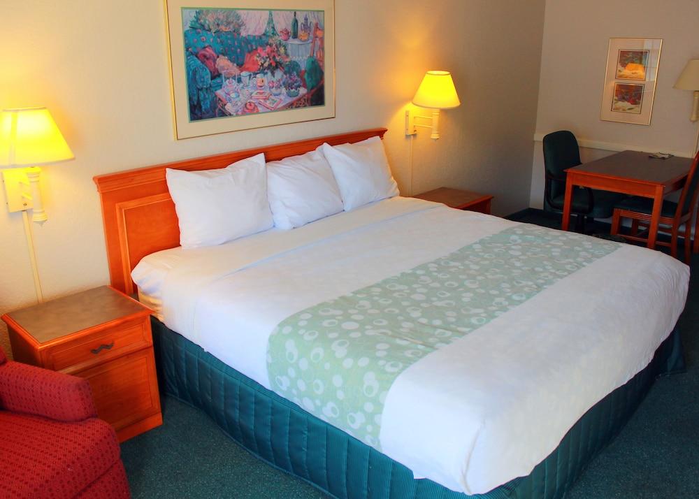Baymont by Wyndham Tulsa Broken Arrow Room