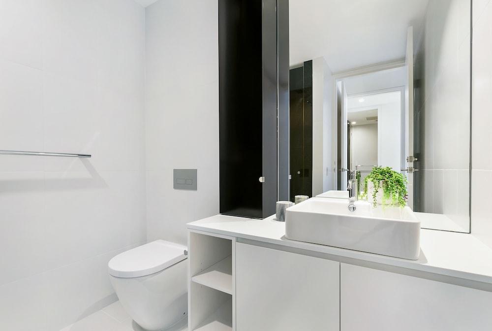 St Leonards Self-Contained Apart 803 NOR Bathroom