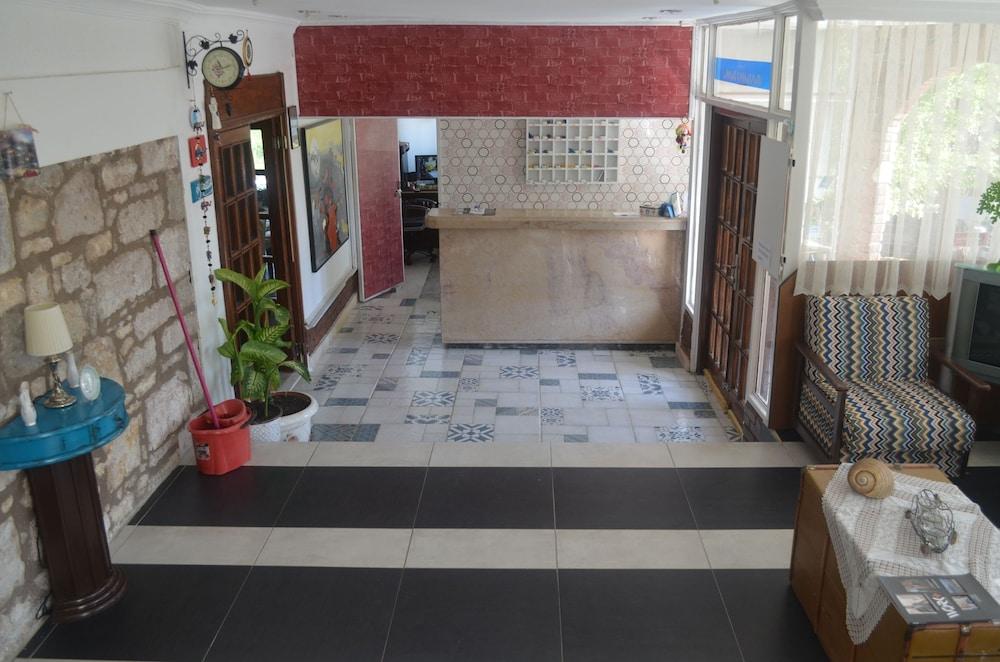 Tunc Otel Reception