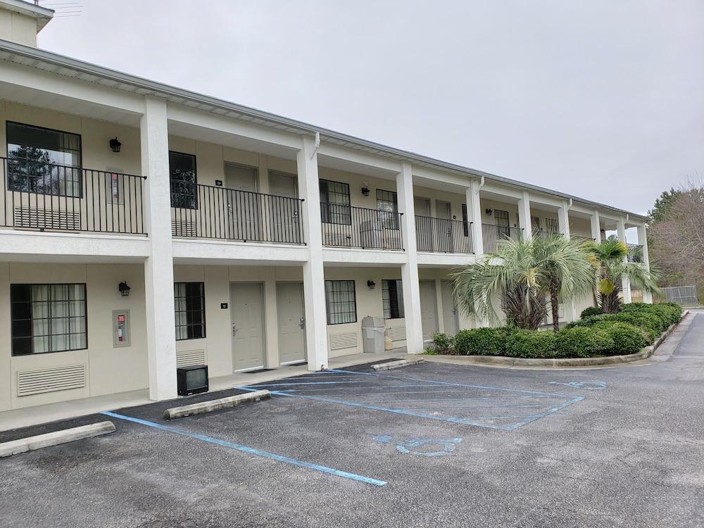 Peach Tree Inn Exterior