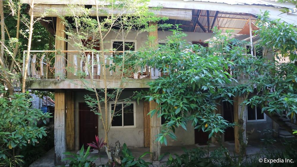 Algen's Dive Resort Featured Image