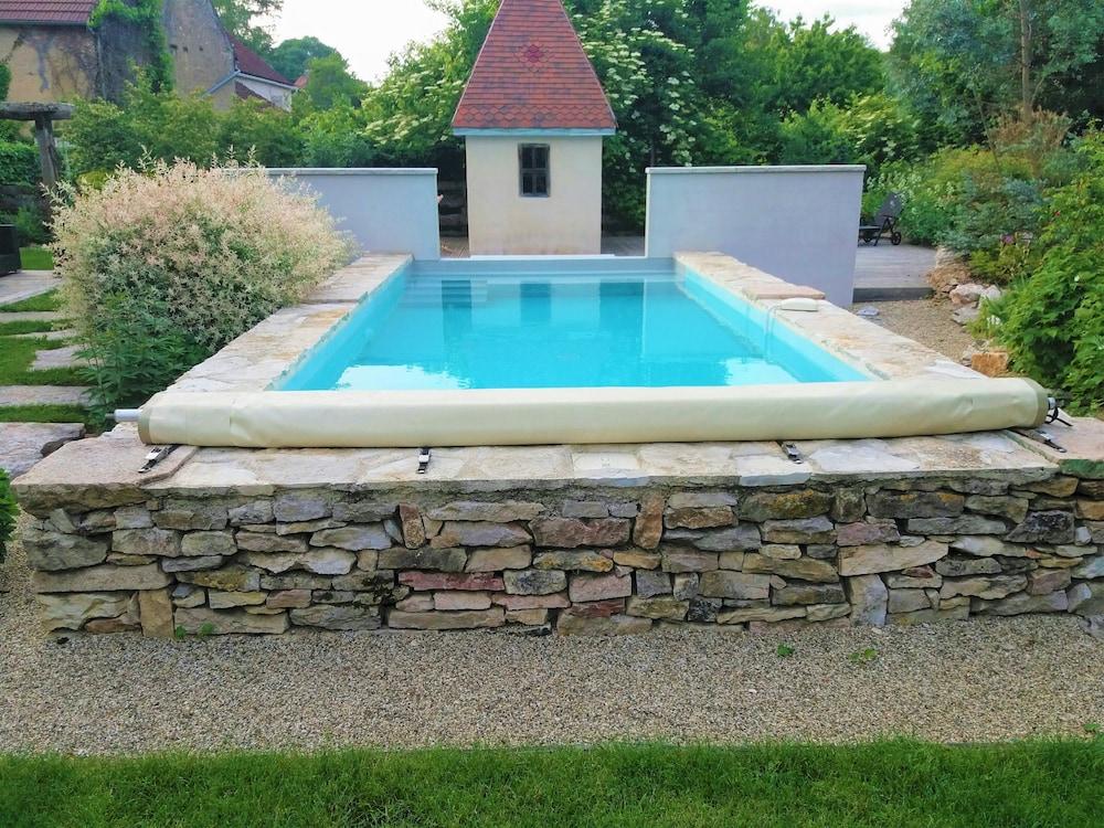 Gite De Pierre et de Lumière Outdoor Pool