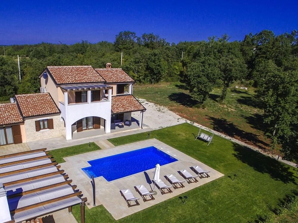 Comfortable Villa With Spacious Garden and Private Pool, Near Porec and the Beach Exterior