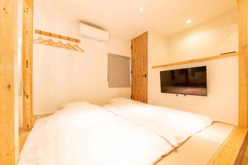 Gora Base A Room