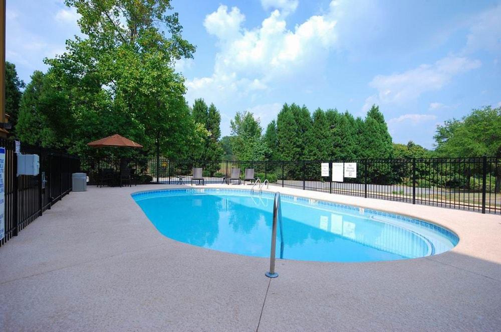 Holiday Inn Express Forsyth by IHG Waterslide