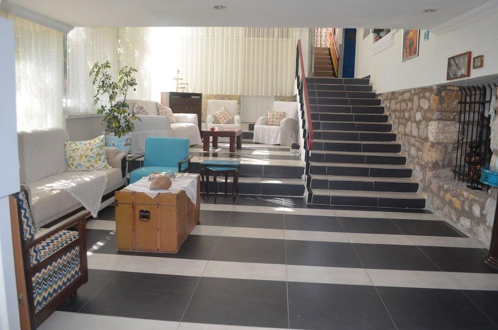 Tunc Otel Lobby