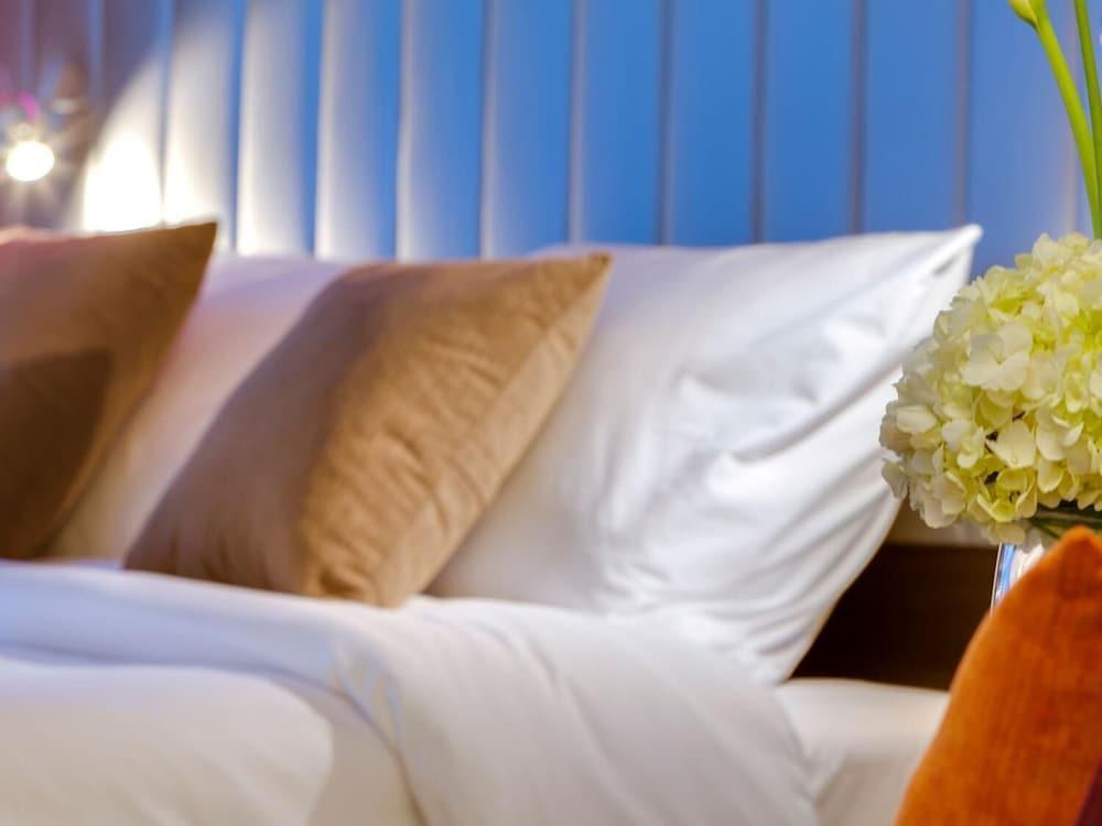Park Inn by Radisson Brampton, On Room