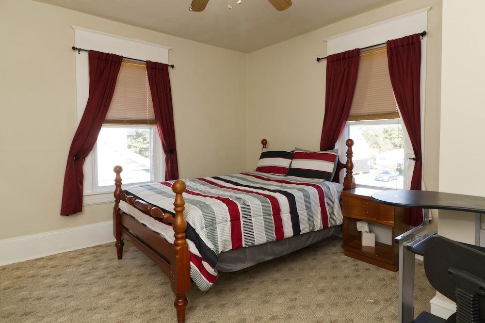 Fully Furnished 4-bedroom Located on a Quiet Block