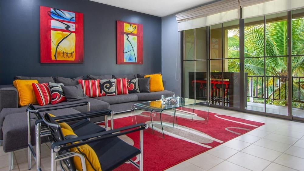 3rd-floor Space with modern decor recently renovated viewing over pool in Coco