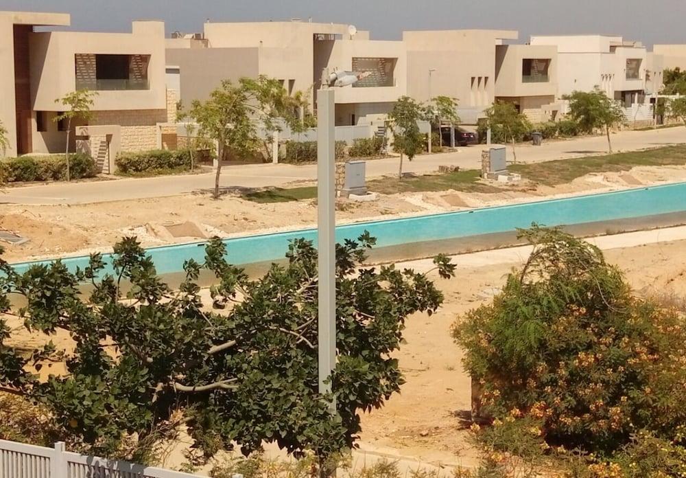 فيلا تقف وحدها بإطلالة على البحر في هاسييندا باي زحليقة مائية