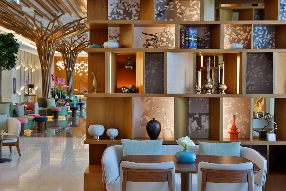 DoubleTree by Hilton Sharjah Waterfront Hotel & Residences - Lobby