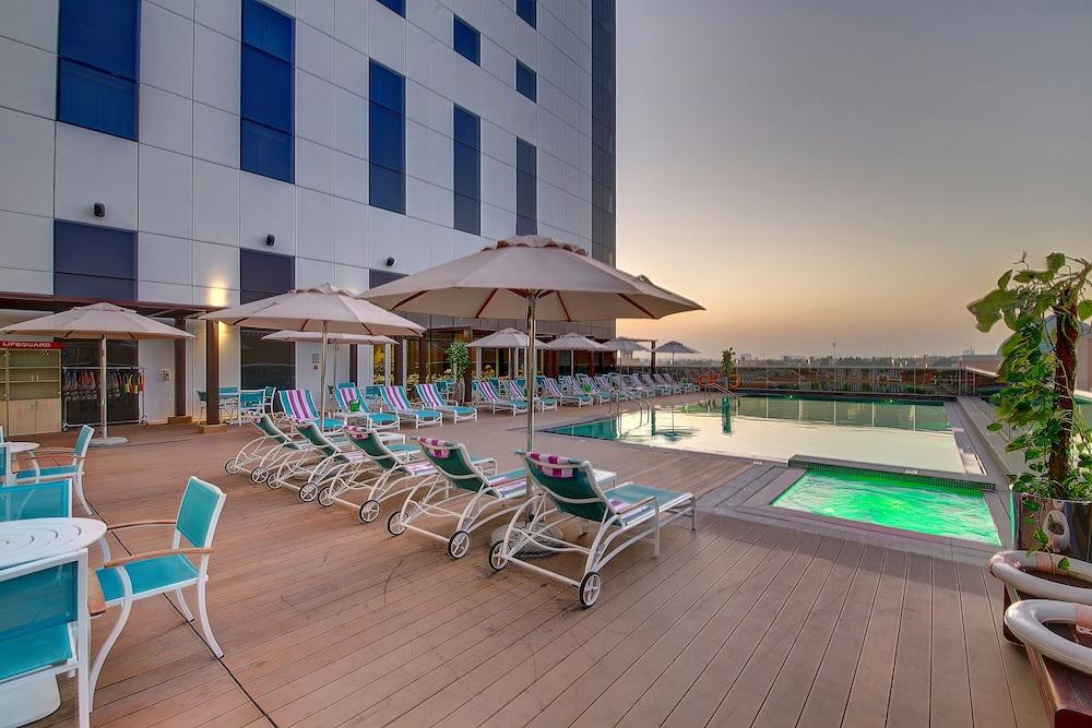 Premier Inn Dubai Ibn Battuta Mall - Outdoor Pool