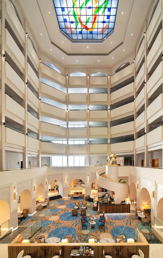 Radisson Blu Hotel & Resort, Al Ain - Lobby
