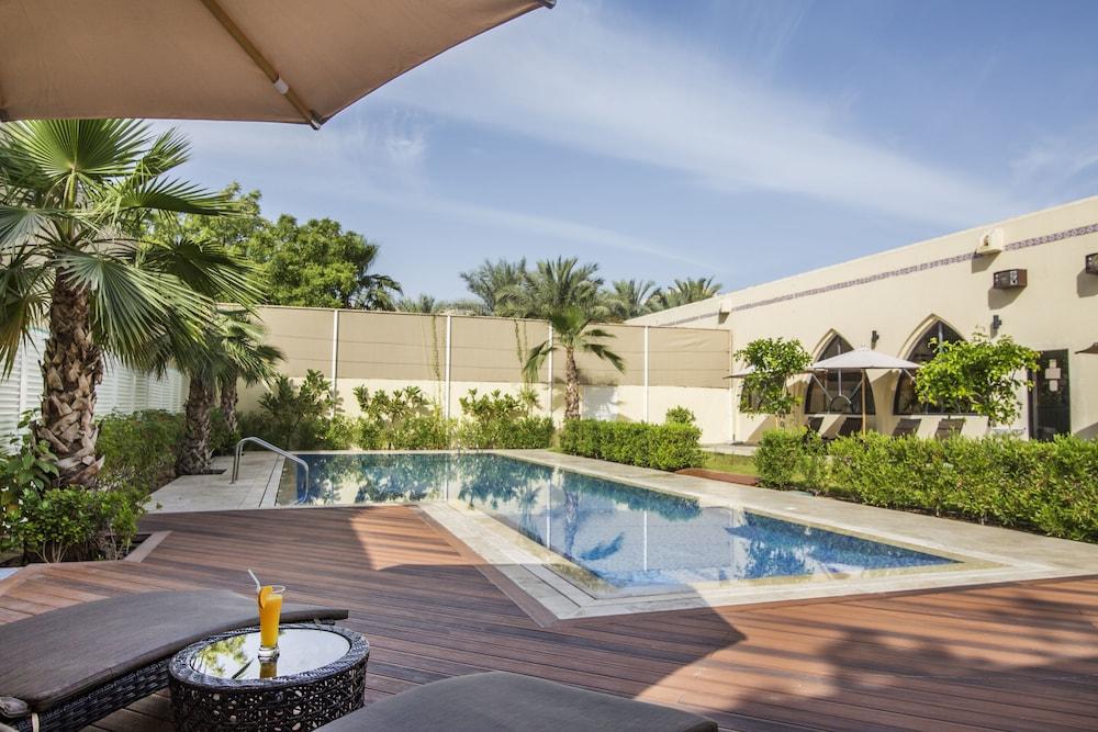 Metropolitan Al Mafraq Hotel - Outdoor Pool